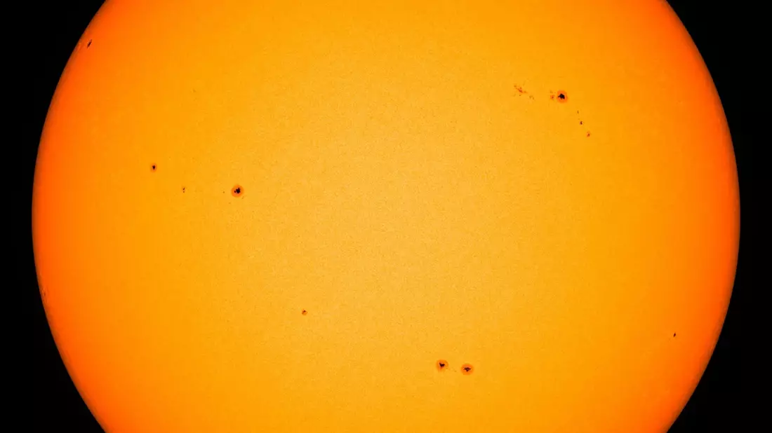 Sonnenflecken sind auf der Oberfläche der Sonne zu sehen. Wissenschaftler haben zuletzt mehrfach starke Eruptionen und Sonnenstürme gemessen. - Bild: -/Nasa/dpa