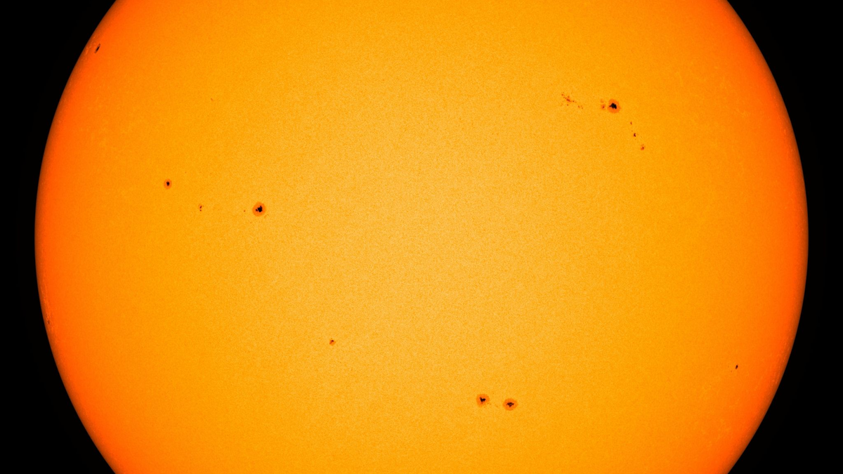 Sonnenflecken sind auf der Oberfläche der Sonne zu sehen. Wissenschaftler haben zuletzt mehrfach starke Eruptionen und Sonnenstürme gemessen. - Foto: -/Nasa/dpa