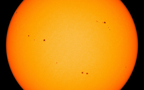 Sonnenflecken sind auf der Oberfläche der Sonne zu sehen. Wissenschaftler haben zuletzt mehrfach starke Eruptionen und Sonnenstürme gemessen. - Foto: -/Nasa/dpa