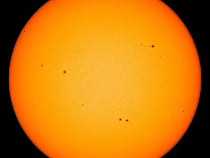 Sonnenflecken sind auf der Oberfläche der Sonne zu sehen. Wissenschaftler haben zuletzt mehrfach starke Eruptionen und Sonnenstürme gemessen. - Foto: -/Nasa/dpa