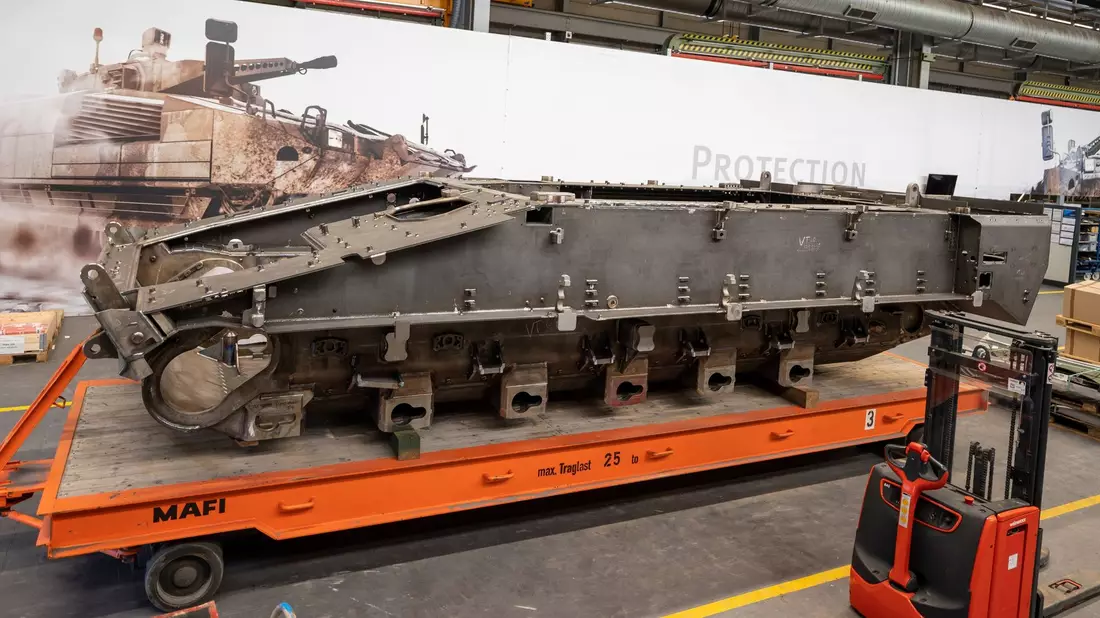 Die Wanne von einem Schützenpanzer Lynx steht in einer Fertigungshalle von Rheinmetall. - Bild: Philipp Schulze/dpa