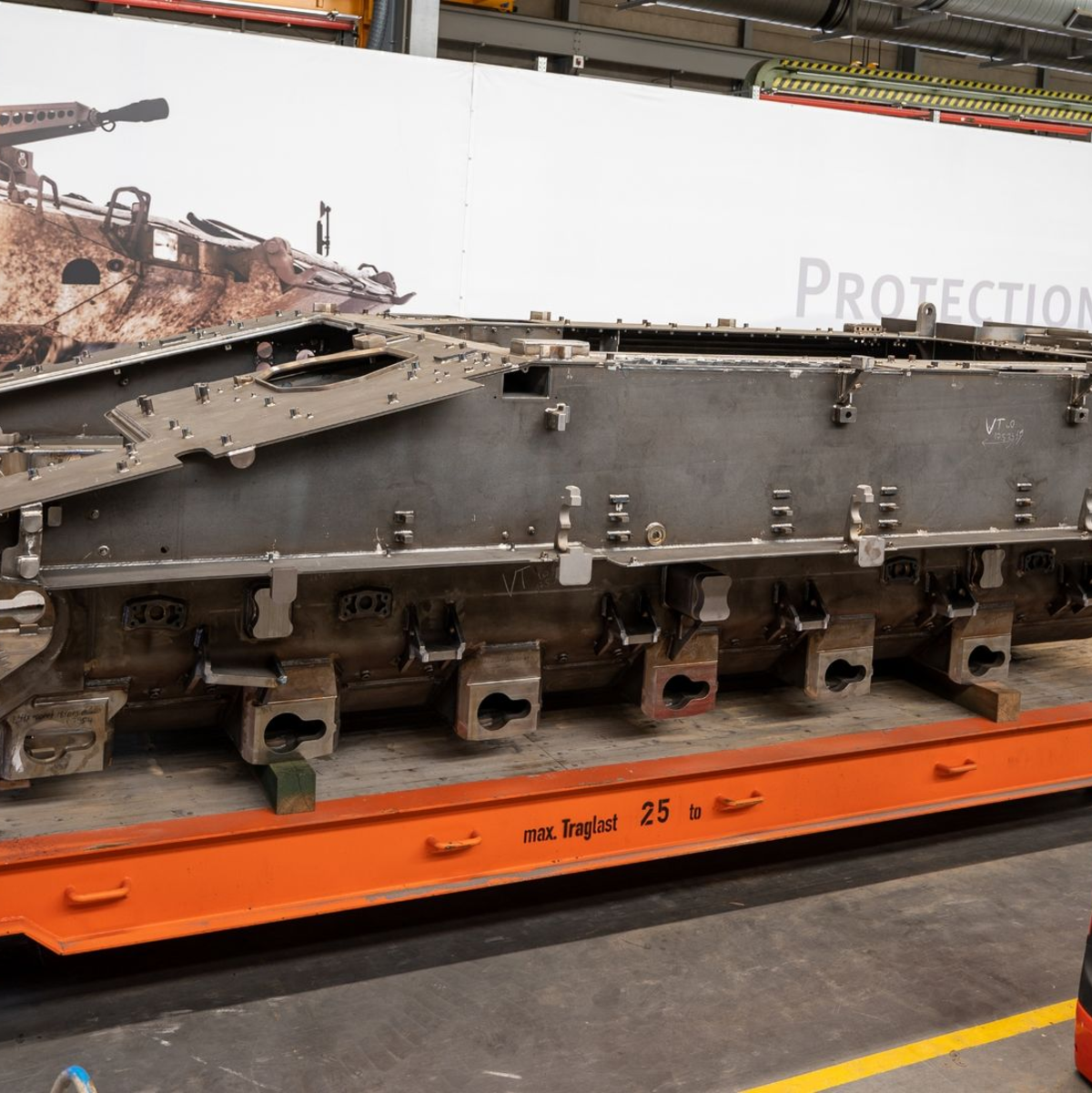 Die Wanne von einem Schützenpanzer Lynx steht in einer Fertigungshalle von Rheinmetall. - Foto: Philipp Schulze/dpa