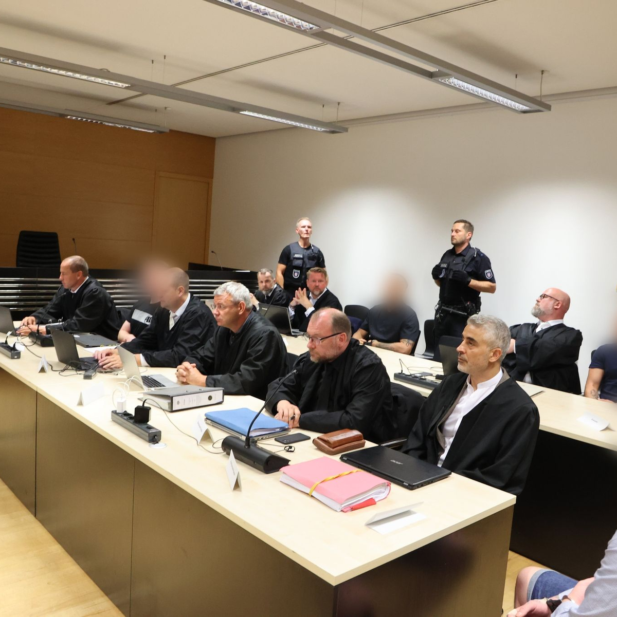 Die vier Angeklagten sollen laut Anklage des Generalbundesanwalts die Eisenacher Neonazi-Kampfsportgruppe «Knockout 51» gegründet und dort Mitglieder gewesen sein. - Foto: Bodo Schackow/dpa