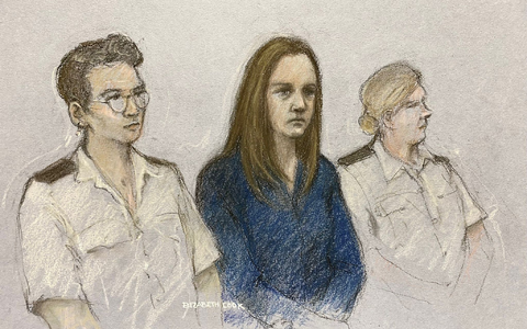 Die Krankenschwester Lucy Letby (m.) bei der Urteilsverlesung im Manchester Crown Court (Gerichtszeichnung vom 10.08.) - Foto: Elizabeth Cook/PA Wire/dpa Die Krankenschwester Lucy Letby (m.) bei der Urteilsverlesung im Manchester Crown Court (Gerichtszeichnung vom 10.08.) - Foto: Elizabeth Cook/PA Wire/dpa