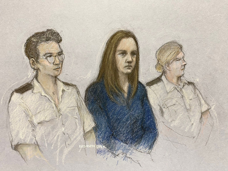 Die Krankenschwester Lucy Letby (m.) bei der Urteilsverlesung im Manchester Crown Court (Gerichtszeichnung vom 10.08.) - Foto: Elizabeth Cook/PA Wire/dpa