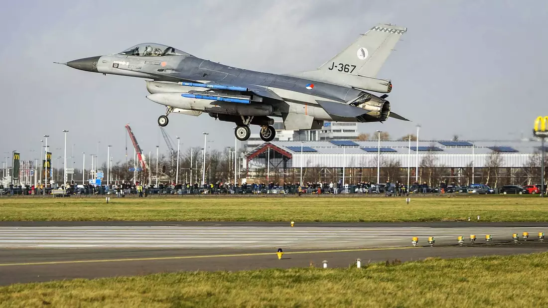 Ein F-16-Kampfjet der niederländischen Luftwaffe landet während einer Militärübung auf dem Flughafen Schiphol. Die Niederlande und Dänemark wollen Jets dieser Art an die Ukraine liefern. - Bild: Remko De Waal/epa/dpa