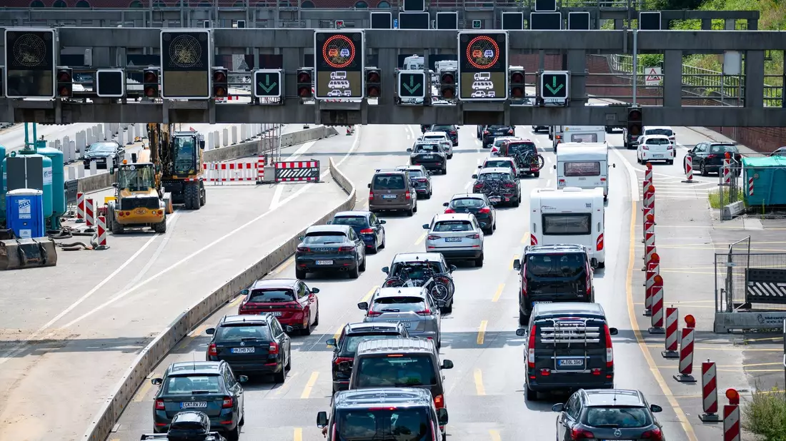 Am Wochenende müssen Reisende laut ADAC unter anderem an den bayerischen Grenzübergängen an A3, A8 und A93 mit Staus rechnen. - Bild: Jonas Walzberg/dpa