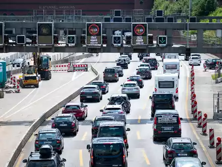 Am Wochenende müssen Reisende laut ADAC unter anderem an den bayerischen Grenzübergängen an A3, A8 und A93 mit Staus rechnen. - Foto: Jonas Walzberg/dpa