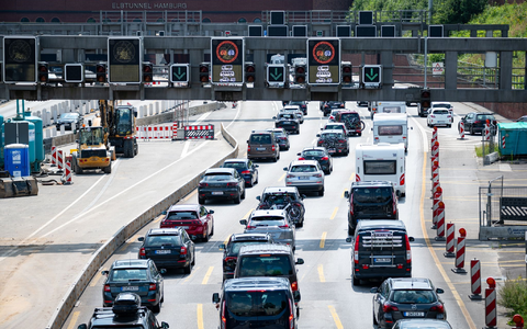 Am Wochenende müssen Reisende laut ADAC unter anderem an den bayerischen Grenzübergängen an A3, A8 und A93 mit Staus rechnen. - Foto: Jonas Walzberg/dpa
