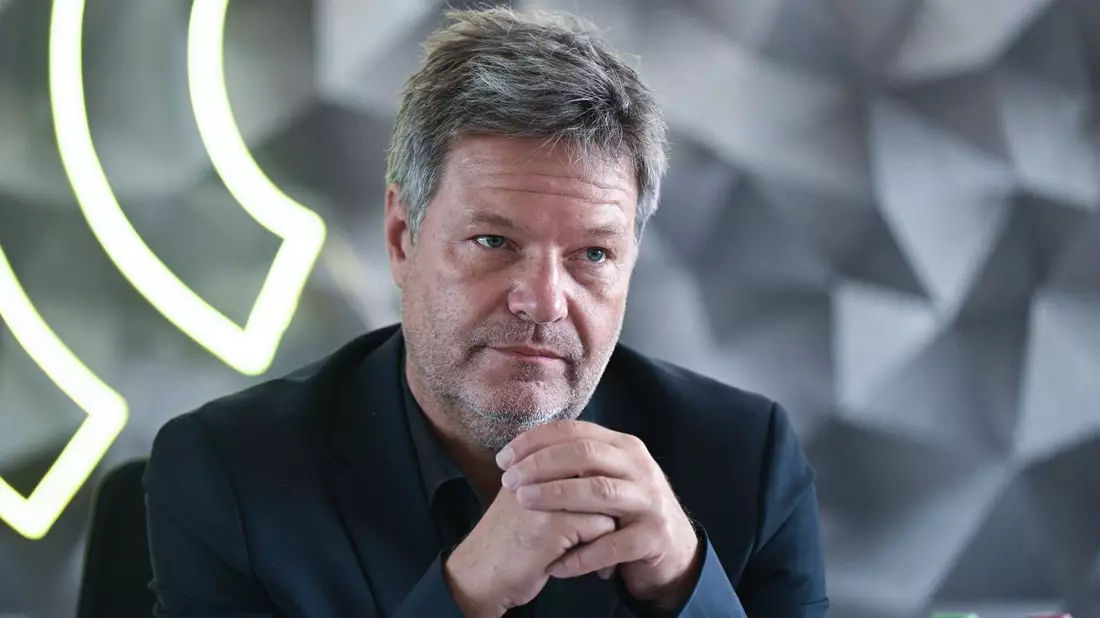 Wirtschaftsminister Robert Habeck will mit dem Gesetz Abhängigkeiten verringern. - Bild: Bernd Weißbrod/dpa