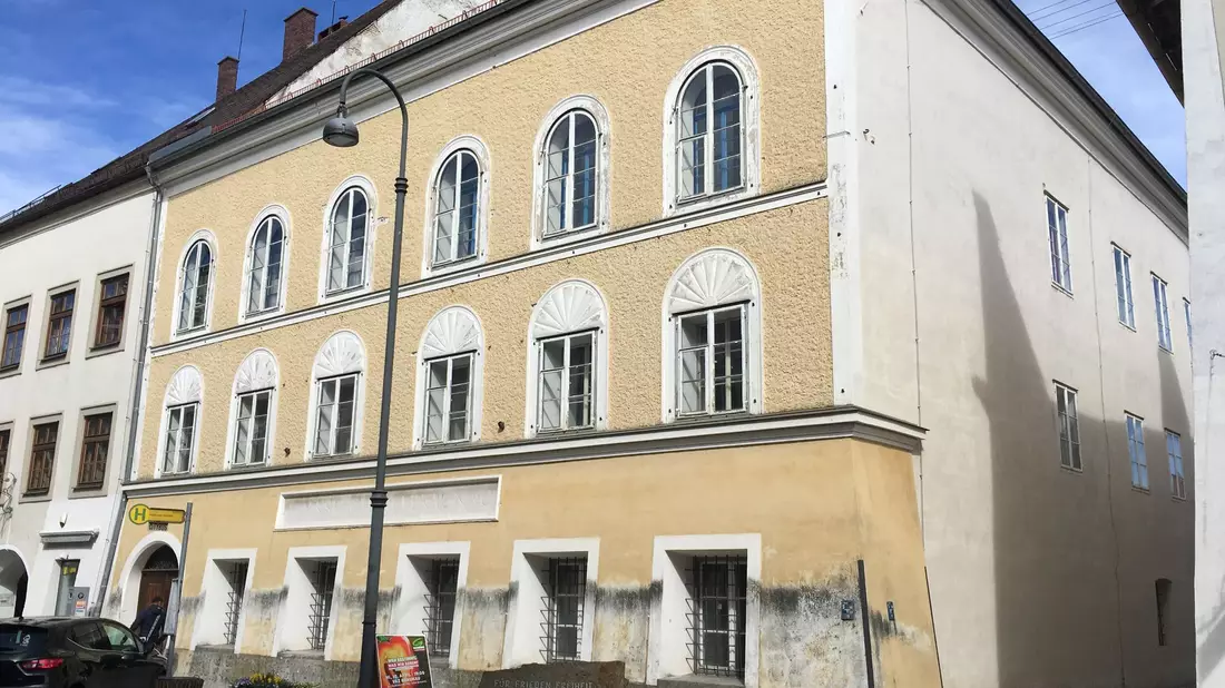 Das Geburtshaus von Adolf Hitler (1889-1945) in Braunau am Inn. Die geplante Nutzung von Hitlers Geburtshaus als Polizeiinspektion stößt nach dem Fund eines Zeitungs-Dokuments auf scharfe Kritik. - Bild: Matthias Röder/dpa