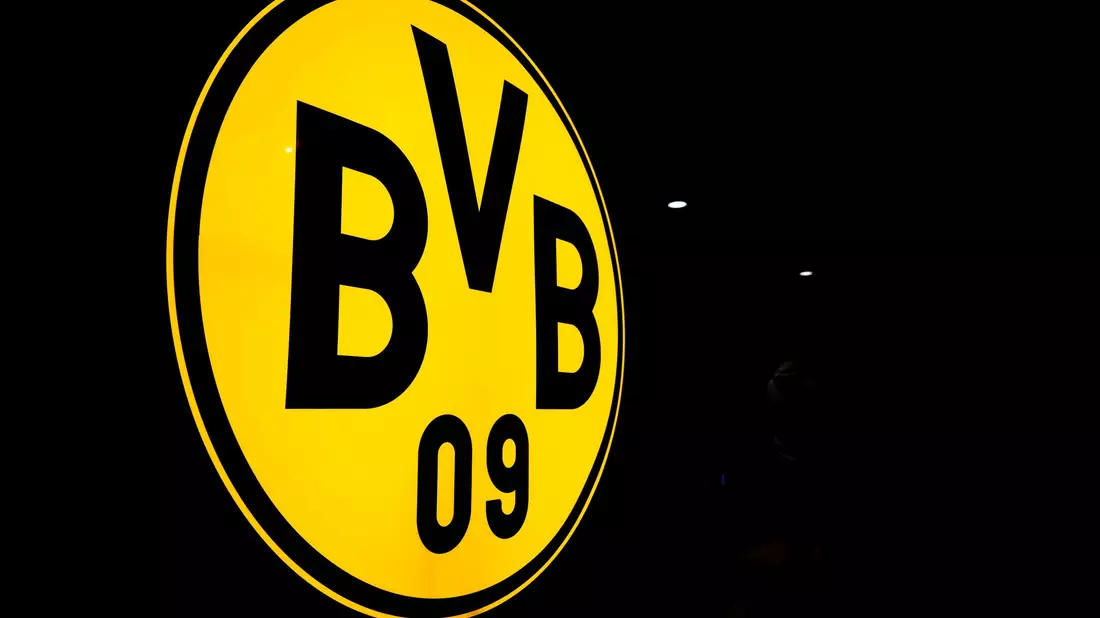 Das Logo des BVB leuchtet in der Dunkelheit. - Bild: David Inderlied/dpa
