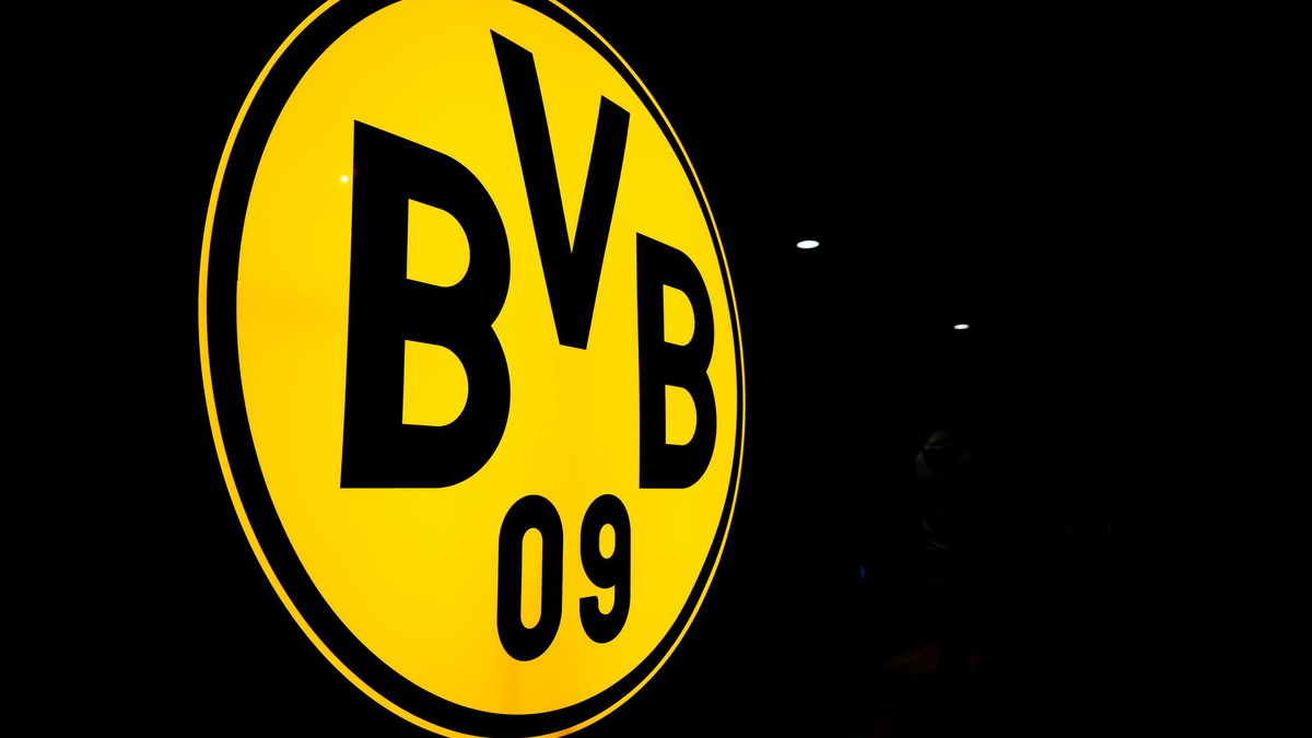 Das Logo des BVB leuchtet in der Dunkelheit. - Foto: David Inderlied/dpa