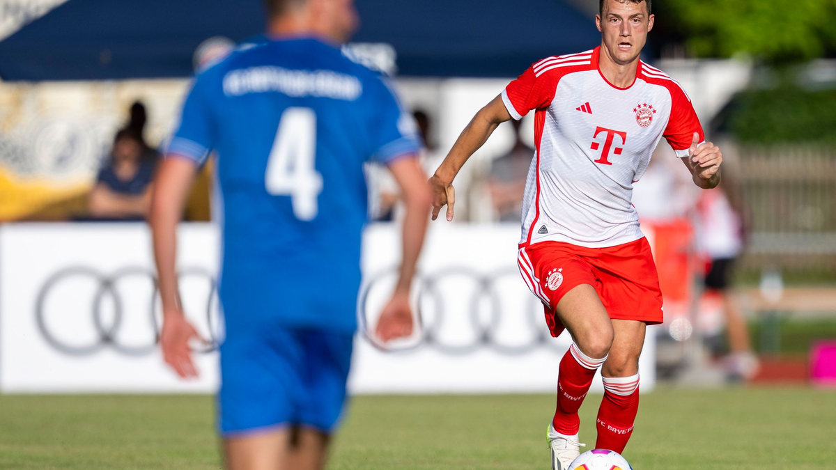 Benjamin Pavard (r) könnte bald das Trikot von Inter Mailand tragen. - Foto: David Inderlied/dpa
