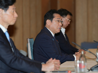 Fumio Kishida (M), Premierminister von Japan, spricht während eines Treffens mit dem Vorsitzenden der National Federation of Fisheries Cooperative Associations (Nationaler Verband der Fischereigenossenschaften), Sakamoto, im Büro des Premierministers. - Foto: Zhang Xiaoyu/Pool Xinhua/AP/dpa