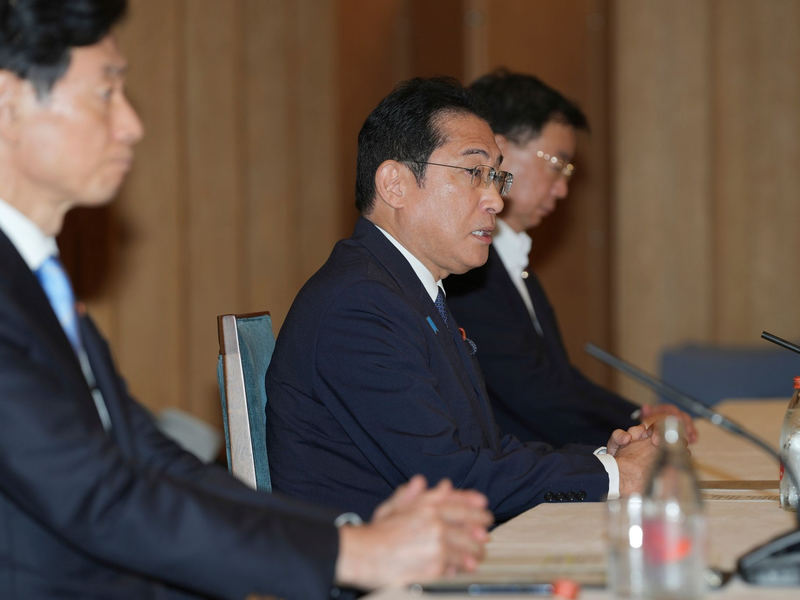 Fumio Kishida (M), Premierminister von Japan, spricht während eines Treffens mit dem Vorsitzenden der National Federation of Fisheries Cooperative Associations (Nationaler Verband der Fischereigenossenschaften), Sakamoto, im Büro des Premierministers. - Foto: Zhang Xiaoyu/Pool Xinhua/AP/dpa