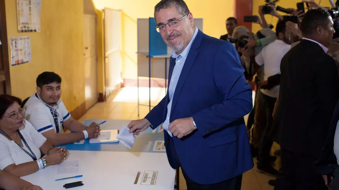 Bernardo Arevalo, Präsidentschaftskandidat der Partei Movimiento Semilla (Bewegung Saatkorn), gibt seine Stimme bei der Stichwahl der Präsidentschaftswahlen in Guatemala ab. - Bild: Sandra Sebastian/dpa