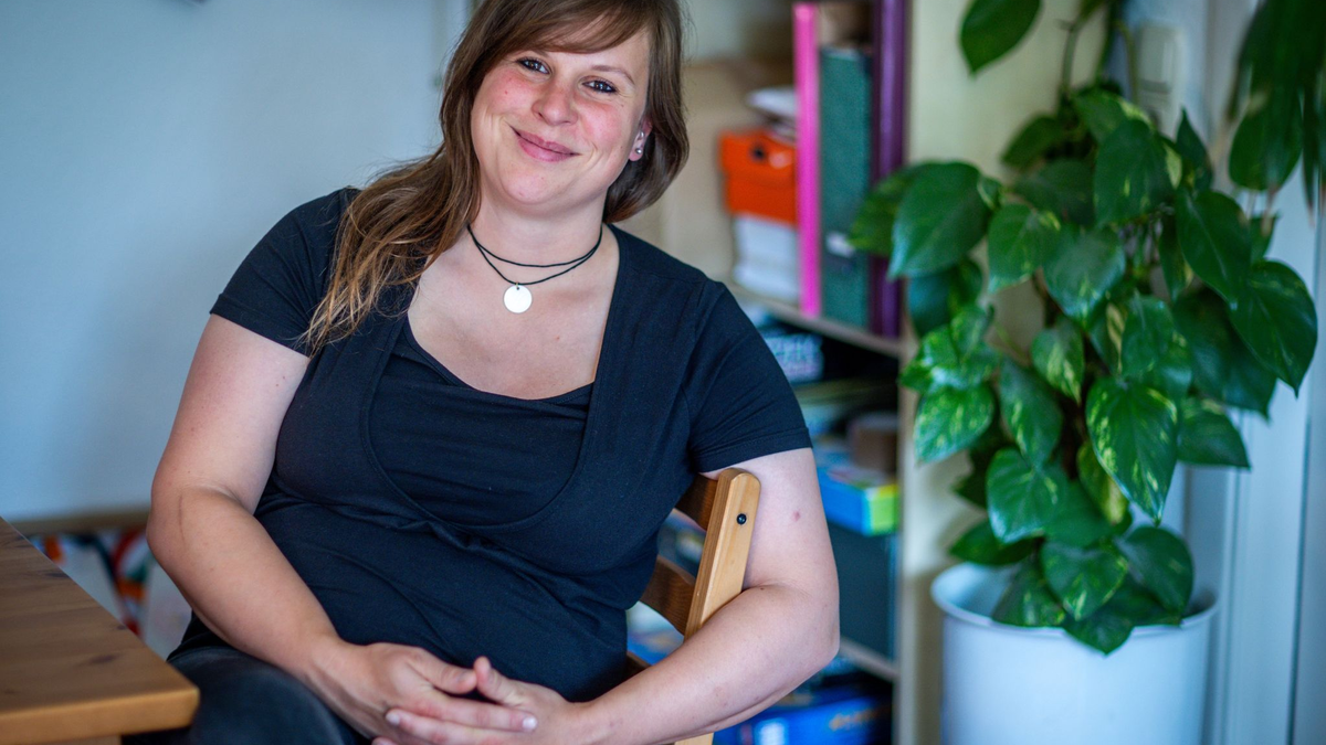 Chiara Malz ist Polizistin und gleichzeitig Unterstützerin bei der Letzten Generation. - Foto: Jens Büttner/dpa