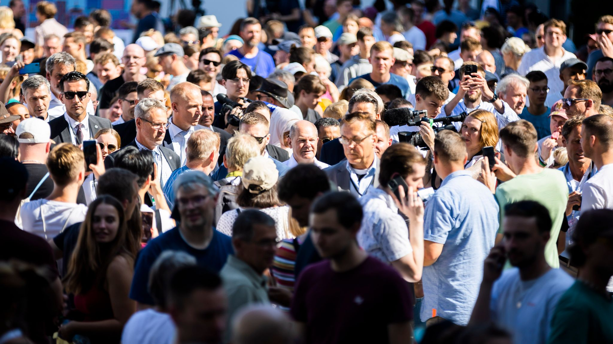 Ein Selfie für die Ewigkeit mit Annalena Baerbock. - Foto: Christoph Soeder/dpa