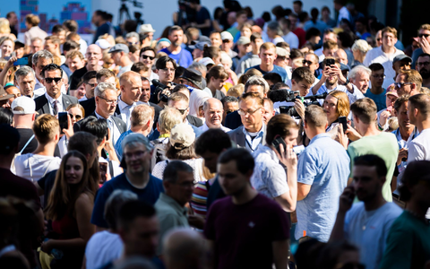 Ein Selfie für die Ewigkeit mit Annalena Baerbock. - Foto: Christoph Soeder/dpa