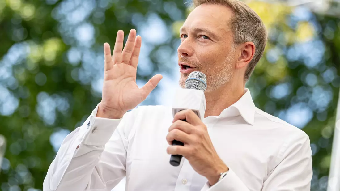Christian Lindner (FDP), Bundesminister der Finanzen, spricht beim Ministerdialog am Tag der offenen Tür der Bundesregierung mit Besuchern. - Bild: Fabian Sommer/dpa