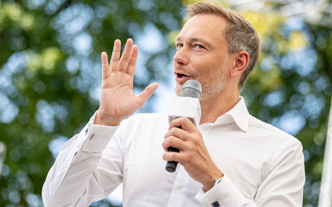 Christian Lindner (FDP), Bundesminister der Finanzen, spricht beim Ministerdialog am Tag der offenen Tür der Bundesregierung mit Besuchern. - Foto: Fabian Sommer/dpa
