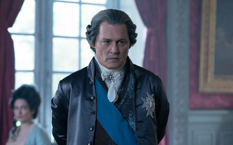 Johnny Depp als Louis XV. in einer Szene des Films «Jeanne du Barry - Die Favoritin des Königs». - Foto: Stephanie Branchu/Wild Bunch Germany/dpa