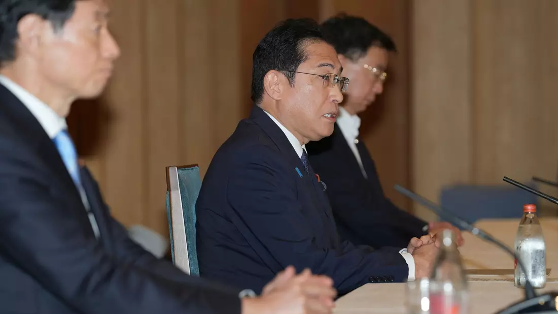 «Wir versprechen, dass der Staat bis zum Abschluss die volle Verantwortung übernimmt»: Japans Premierminister Fumio Kishida (M). - Bild: Zhang Xiaoyu/Pool Xinhua/AP/dpa