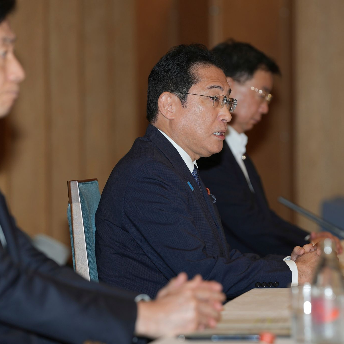 «Wir versprechen, dass der Staat bis zum Abschluss die volle Verantwortung übernimmt»: Japans Premierminister Fumio Kishida (M). - Foto: Zhang Xiaoyu/Pool Xinhua/AP/dpa
