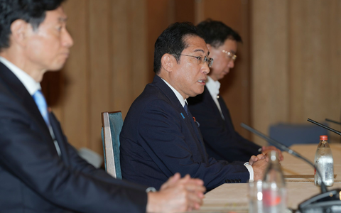 «Wir versprechen, dass der Staat bis zum Abschluss die volle Verantwortung übernimmt»: Japans Premierminister Fumio Kishida (M). - Foto: Zhang Xiaoyu/Pool Xinhua/AP/dpa