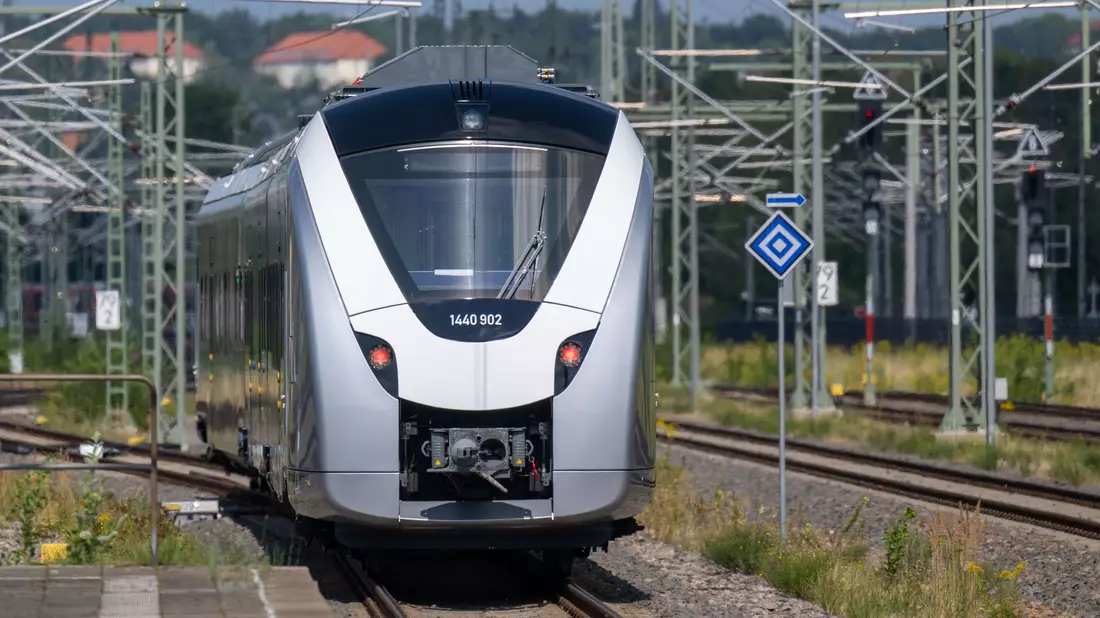Auf dem Dach des Zugs sind neben Stromabnehmern auch Akkus installiert. Sie liefern Strom, wenn keine Oberleitung vorhanden ist. Dieser wird während der Fahrt durch Rekuperation gewonnen. - Bild: Hendrik Schmidt/dpa