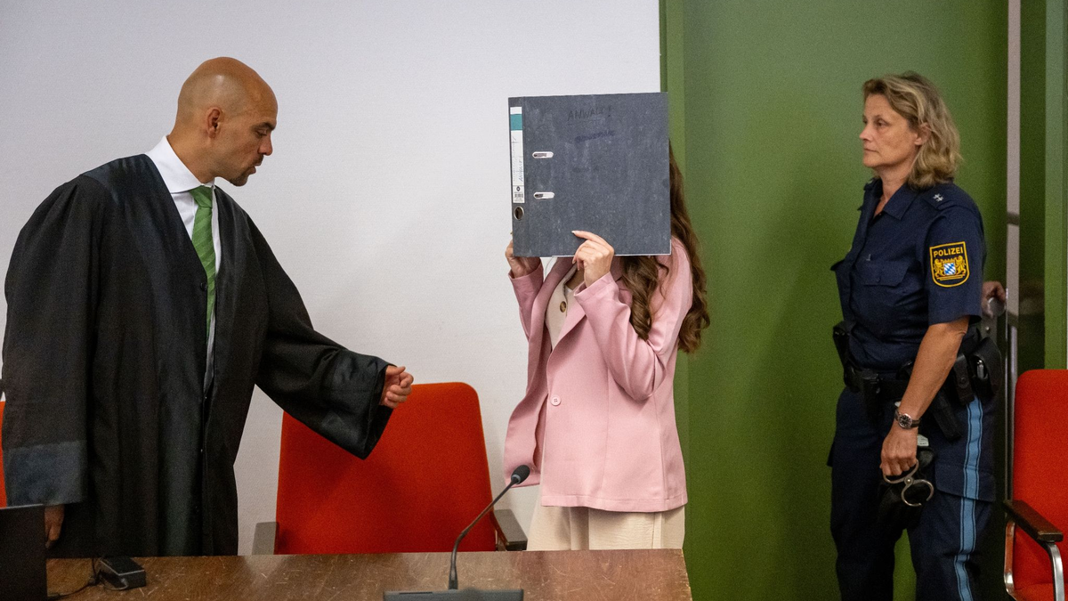 Der angeklagten IS-Rückkehrerin wird unter anderem vorgeworfen, ein fünf Jahre altes Mädchen als Sklavin gehalten und zugelassen zu haben, dass es in praller Mittagssonne verdurstete. - Foto: Peter Kneffel/dpa