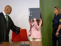 Der angeklagten IS-Rückkehrerin wird unter anderem vorgeworfen, ein fünf Jahre altes Mädchen als Sklavin gehalten und zugelassen zu haben, dass es in praller Mittagssonne verdurstete. - Foto: Peter Kneffel/dpa