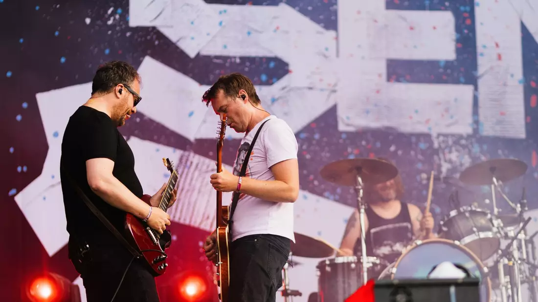 Johannes (l) und Sebastian Madsen sind zwei von drei Geschwistern der Band, die nach ihrem Nachnamen bennant ist. - Bild: Philipp von Ditfurth/dpa