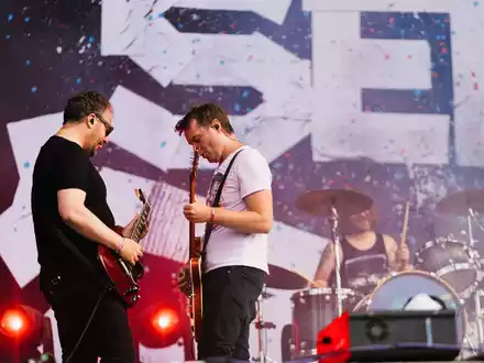 Johannes (l) und Sebastian Madsen sind zwei von drei Geschwistern der Band, die nach ihrem Nachnamen bennant ist. - Foto: Philipp von Ditfurth/dpa