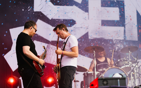 Johannes (l) und Sebastian Madsen sind zwei von drei Geschwistern der Band, die nach ihrem Nachnamen bennant ist. - Foto: Philipp von Ditfurth/dpa