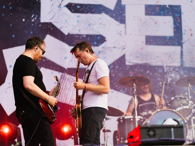 Johannes (l) und Sebastian Madsen sind zwei von drei Geschwistern der Band, die nach ihrem Nachnamen bennant ist. - Foto: Philipp von Ditfurth/dpa
