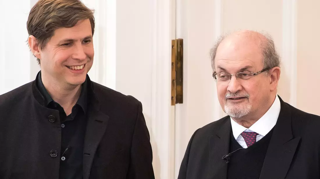 Daniel Kehlmann (l) und Salman Rushdie im Jahr 2017 in Berlin. - Bild: Bernd von Jutrczenka/dpa