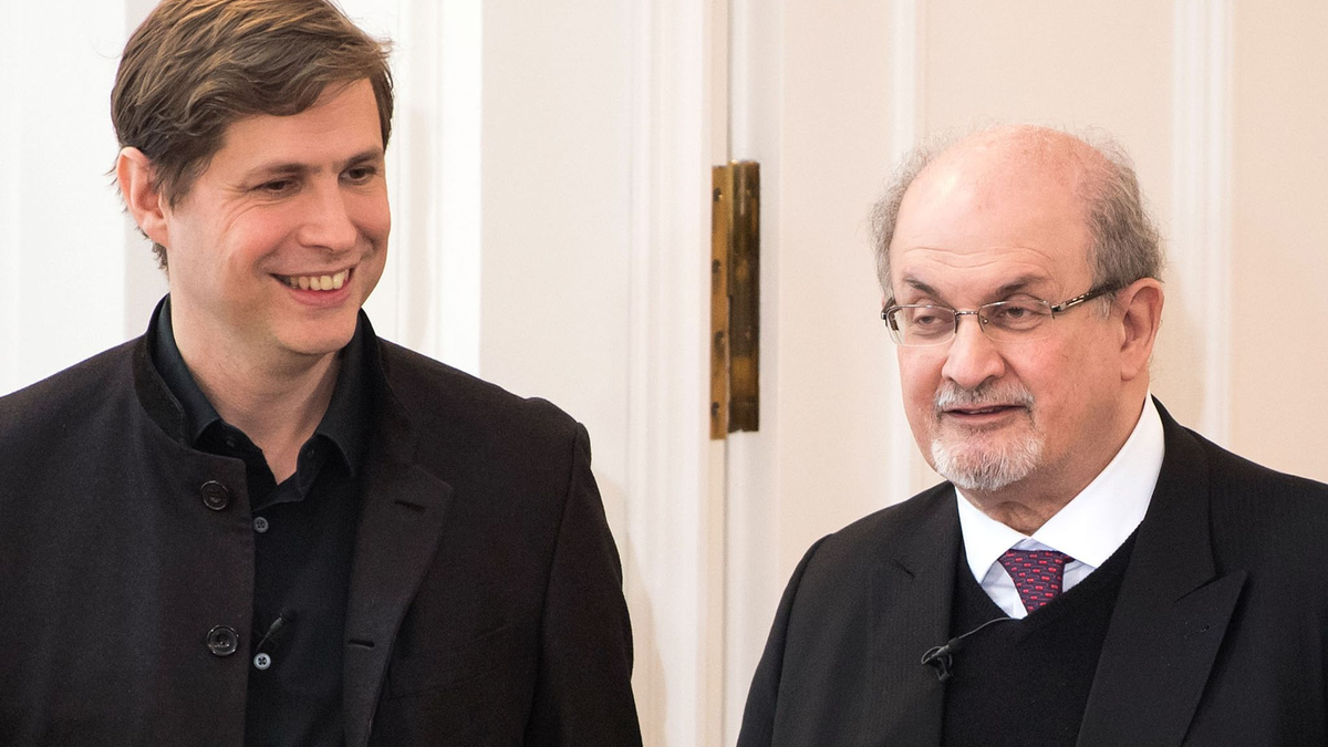 Daniel Kehlmann (l) und Salman Rushdie im Jahr 2017 in Berlin. - Foto: Bernd von Jutrczenka/dpa