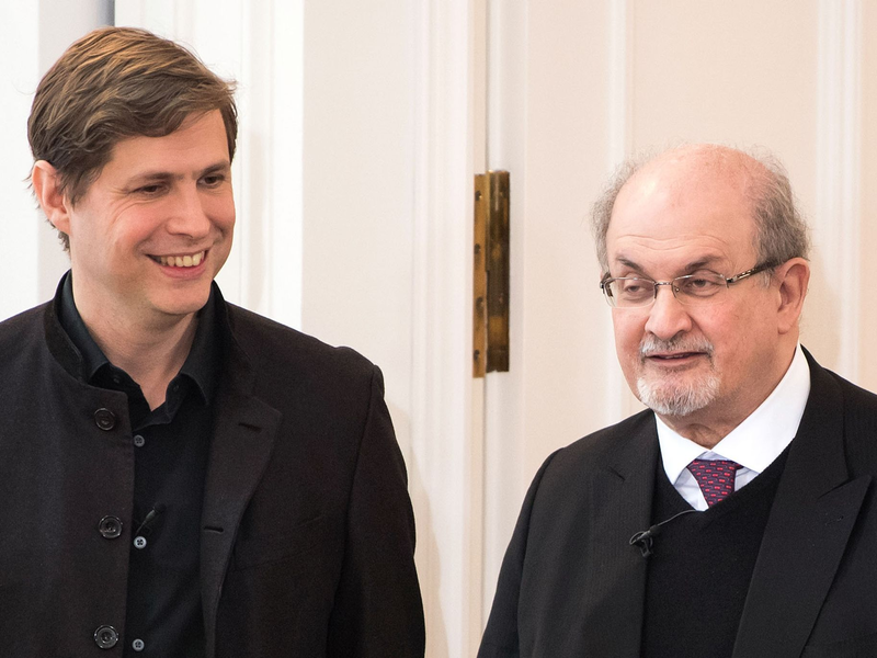 Daniel Kehlmann (l) und Salman Rushdie im Jahr 2017 in Berlin. - Foto: Bernd von Jutrczenka/dpa