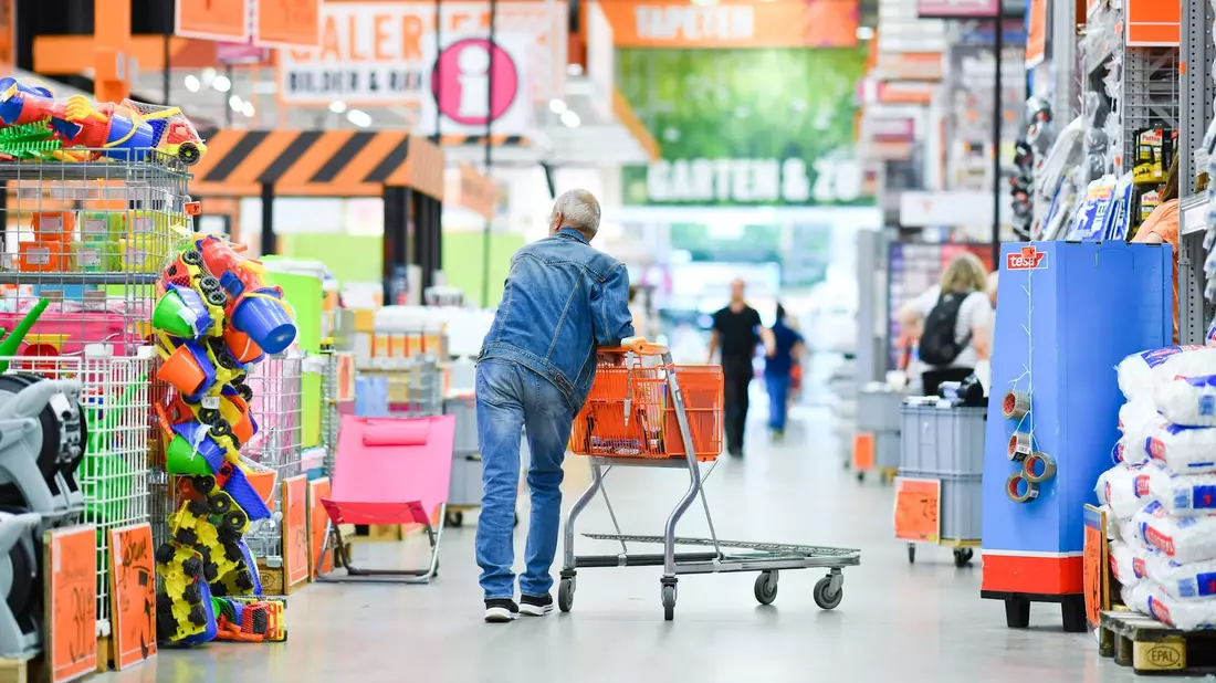 Mit 11,25 Milliarden Euro lag der Umsatz der Baumarkt-Branche im ersten Halbjahr 2023 um 2,3 Prozent unter dem Vorjahresniveau. - Bild: Uwe Anspach/dpa
