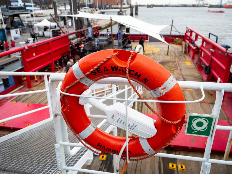 Sea-Watch droht in Italien eine Geldstrafe von bis zu 10.000 Euro. (Symbolbild) - Foto: Daniel Bockwoldt/dpa