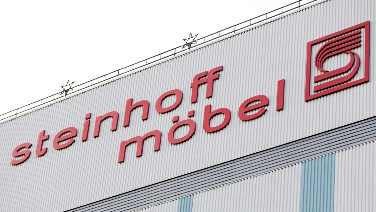 Der Schriftzug «Steinhoff Möbel» am Gebäude des früheren Firmensitzes in Westerstede. - Foto: Mohssen Assanimoghaddam/dpa