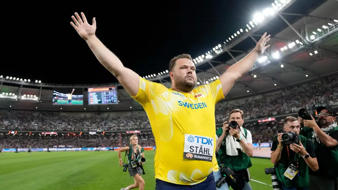Der Schwede Daniel Stahl jubelt nach dem Gewinn der Goldmedaille und einem neuen Rekord im Diskuswurf-Finale. - Bild: Matthias Schrader/AP