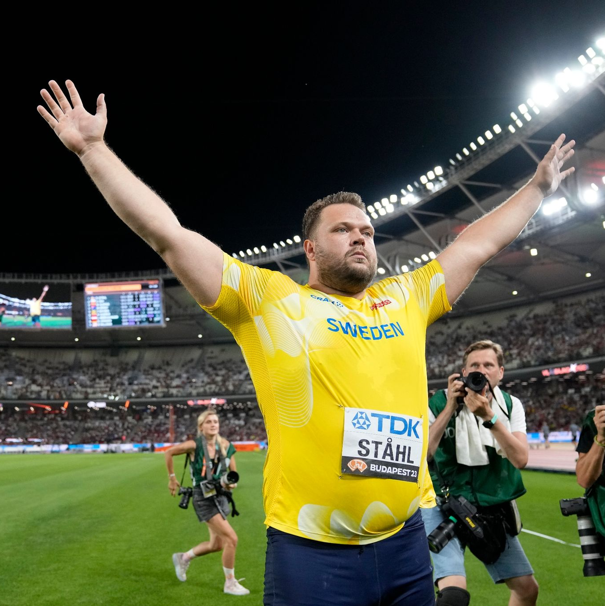 Der Schwede Daniel Stahl jubelt nach dem Gewinn der Goldmedaille und einem neuen Rekord im Diskuswurf-Finale. - Foto: Matthias Schrader/AP