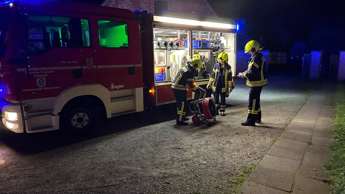FW Paderborn: Brand in einem Pferdestall auf einem landwirtschaftlichen Anwesen - Bild: presseportal.de
