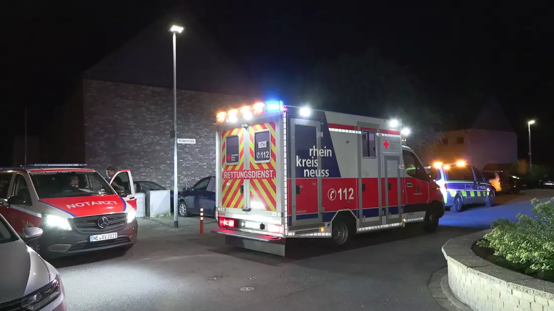 Einsatzwagen stehen am Ort der Schussabgabe in Rommerskirchen. Hier wurde ein 41-Jähriger schwer verletzt. - Bild: Vincent Kempf/dpa