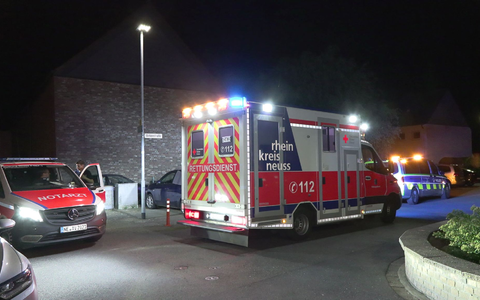Einsatzwagen stehen am Ort der Schussabgabe in Rommerskirchen. Hier wurde ein 41-Jähriger schwer verletzt. - Foto: Vincent Kempf/dpa
