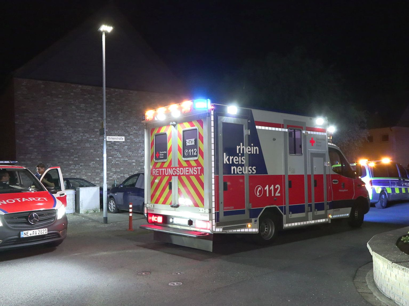 Einsatzwagen stehen am Ort der Schussabgabe in Rommerskirchen. Hier wurde ein 41-Jähriger schwer verletzt. - Foto: Vincent Kempf/dpa