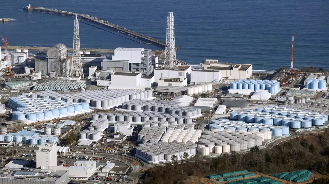 Tanks mit aufbereitetem Kühlwasser auf dem Gelände des Kernkraftwerks Fukushima Daiichi. - Bild: Uncredited/Kyodo News/AP/dpa